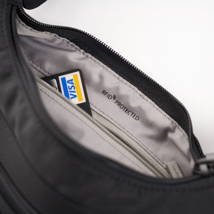 A doplněna zipovou přihrádkou, která je doplněna o speciální podšívku s RFID funkcí. Vaše karty jsou tak chráněny před nežádoucím skenováním a krádežemi pomocí čteček (tzv. skimming). HEDGREN, A DOPLNĚNA ZIPOVOU PŘIHRÁDKOU, KTERÁ JE DOPLNĚNA O SPECIÁLNÍ PODŠÍVKU S RFID FUNKCÍ. VAŠE KARTY JSOU TAK CHRÁNĚNY PŘED NEŽÁDOUCÍM SKENOVÁNÍM A KRÁDEŽEMI POMOCÍ ČTEČEK (TZV. SKIMMING). - KABELKY PŘES RAMENO - KABELKY