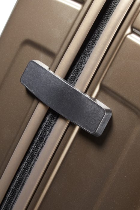 Neopulse este un troler cu carcasă rigidă care combină perfect greutatea redusă și rezistența grație designului armat brevetat și a colțurilor cu extra protecție. SAMSONITE, NEOPULSE ESTE UN TROLER CU CARCASĂ RIGIDĂ CARE COMBINĂ PERFECT GREUTATEA REDUSĂ ȘI REZISTENȚA GRAȚIE DESIGNULUI ARMAT BREVETAT ȘI A COLȚURILOR CU EXTRA PROTECȚIE. - TROLERE RIGIDE - TROLERE ȘI GENȚI DE VOIAJ