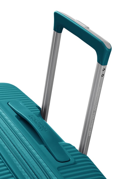 Snadnou manipulaci umožňuje polohovatelná trolej s nastavitelnou délkou a dvě madla (horní a boční). AMERICAN TOURISTER, SNADNOU MANIPULACI UMOŽŇUJE POLOHOVATELNÁ TROLEJ S NASTAVITELNOU DÉLKOU A DVĚ MADLA (HORNÍ A BOČNÍ). - PŘÍRUČNÍ ZAVAZADLA - CESTOVNÍ KUFRY A TAŠKY
