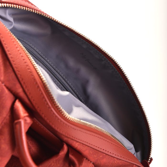 Hlavná priehradka batohu je uzatvárateľná bezpečne na zips. HEDGREN, HLAVNÁ PRIEHRADKA BATOHU JE UZATVÁRATEĽNÁ BEZPEČNE NA ZIPS. - DÁMSKE BATOHY - BATOHY