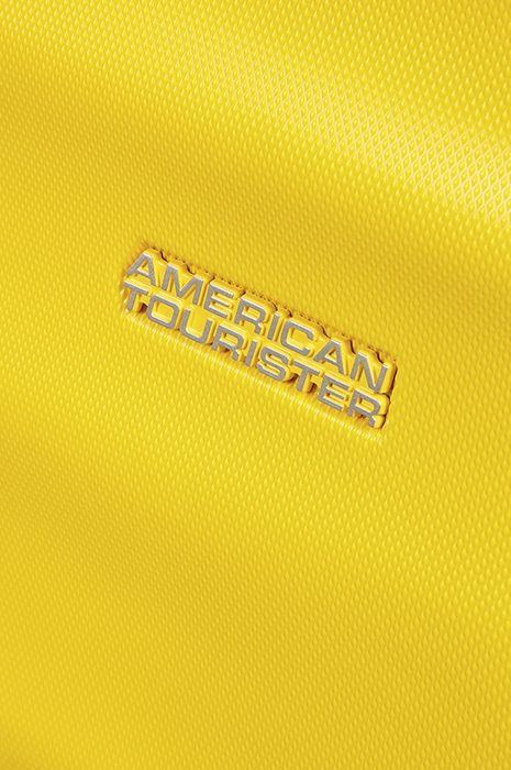 Přední stranu zdobí logo značky American Tourister. AMERICAN TOURISTER, PŘEDNÍ STRANU ZDOBÍ LOGO ZNAČKY AMERICAN TOURISTER. - PŘÍRUČNÍ ZAVAZADLA - CESTOVNÍ KUFRY A TAŠKY