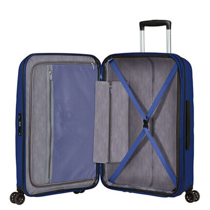Uvnitř je k dispozici oboustranný balící systém s textilní přepážkou na zip, praktickými kapsami na zip a fixačními popruhy pro stabilizaci obsahu kufru. AMERICAN TOURISTER, UVNITŘ JE K DISPOZICI OBOUSTRANNÝ BALÍCÍ SYSTÉM S TEXTILNÍ PŘEPÁŽKOU NA ZIP, PRAKTICKÝMI KAPSAMI NA ZIP A FIXAČNÍMI POPRUHY PRO STABILIZACI OBSAHU KUFRU. - SKOŘEPINOVÉ KUFRY - CESTOVNÍ KUFRY A TAŠKY