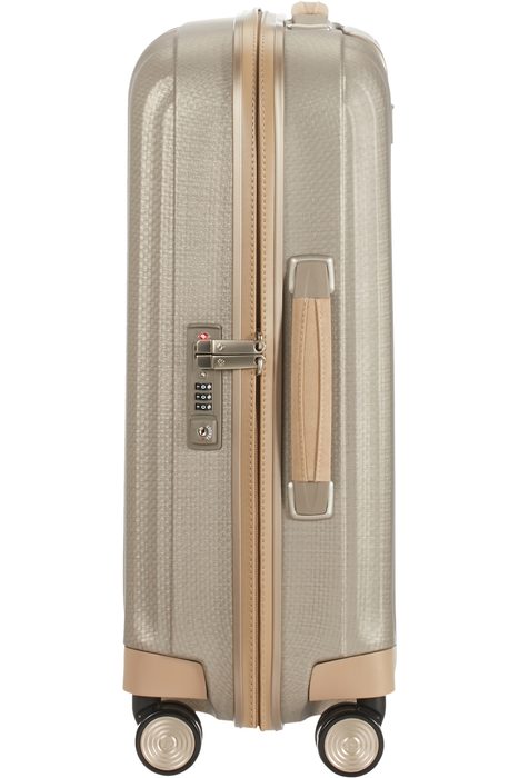 Bezpečné cestováním po celém světě zajistí integrovaný TSA zámek. SAMSONITE, BEZPEČNÉ CESTOVÁNÍM PO CELÉM SVĚTĚ ZAJISTÍ INTEGROVANÝ TSA ZÁMEK. - PŘÍRUČNÍ ZAVAZADLA - CESTOVNÍ KUFRY A TAŠKY