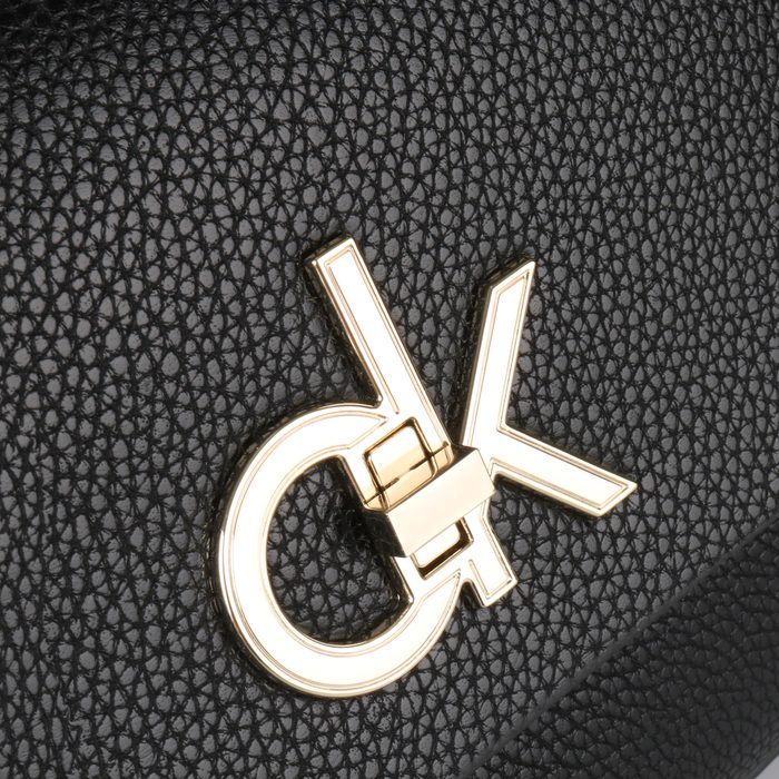 Kabelka Re-Lock Flap je vyrobena ze syntetické kůže v zrnité úpravě. CALVIN KLEIN, KABELKA RE-LOCK FLAP JE VYROBENA ZE SYNTETICKÉ KŮŽE V ZRNITÉ ÚPRAVĚ. - CROSSBODY KABELKY - KABELKY