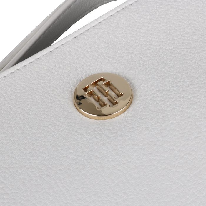 Přední stranu dámské kabelky Tommy zdobí decentní logo značky. TOMMY HILFIGER, PŘEDNÍ STRANU DÁMSKÉ KABELKY TOMMY ZDOBÍ DECENTNÍ LOGO ZNAČKY. - CROSSBODY KABELKY - KABELKY