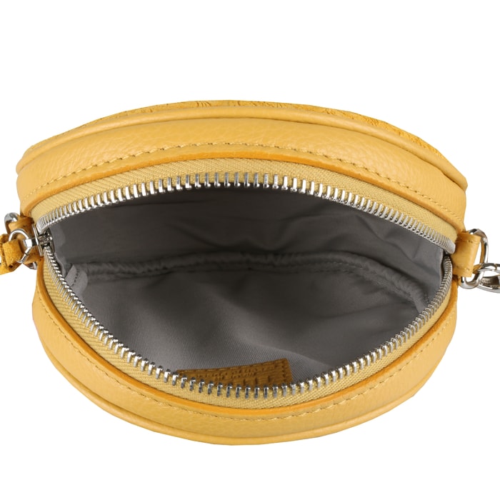 Kabelku zapnete bezpečne na zips. Je určená na najnutnejšie veci, ako sú telefón, menšie peňaženka, kľúče či vreckovky. ELEGA, KABELKU ZAPNETE BEZPEČNE NA ZIPS. JE URČENÁ NA NAJNUTNEJŠIE VECI, AKO SÚ TELEFÓN, MENŠIE PEŇAŽENKA, KĽÚČE ČI VRECKOVKY. - CROSSBODY KABELKY - KABELKY