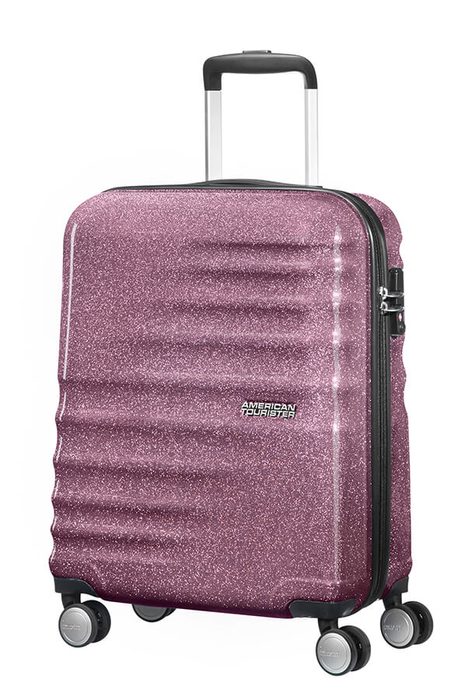 Skořepinové příruční zavazadlo z kolekce Wavebreaker od značky American Tourister vhodné pro několika denní pobyt. AMERICAN TOURISTER, SKOŘEPINOVÉ PŘÍRUČNÍ ZAVAZADLO Z KOLEKCE WAVEBREAKER OD ZNAČKY AMERICAN TOURISTER VHODNÉ PRO NĚKOLIKA DENNÍ POBYT. - PŘÍRUČNÍ ZAVAZADLA - CESTOVNÍ KUFRY A TAŠKY