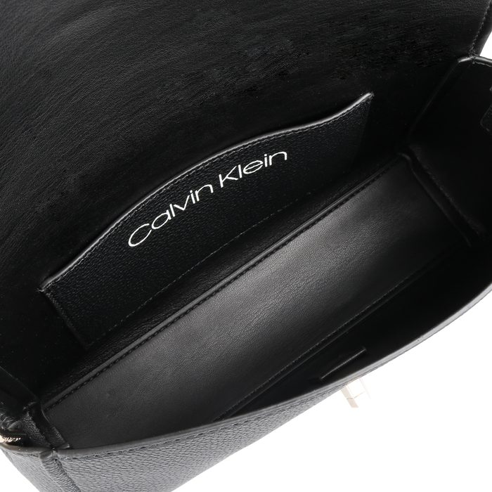 Uvnitř je k dispozici jedna otevřená menší kapsa na drobnosti. CALVIN KLEIN, UVNITŘ JE K DISPOZICI JEDNA OTEVŘENÁ MENŠÍ KAPSA NA DROBNOSTI. - CROSSBODY KABELKY - KABELKY