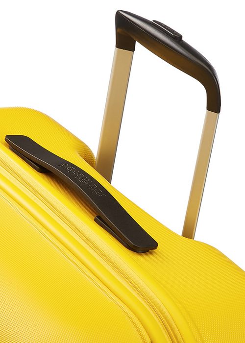 V jeho výbavě dále najdete odolnou výsuvnou rukojeť, která usnadňuje zvedání a přenášení zavazadla. AMERICAN TOURISTER, V JEHO VÝBAVĚ DÁLE NAJDETE ODOLNOU VÝSUVNOU RUKOJEŤ, KTERÁ USNADŇUJE ZVEDÁNÍ A PŘENÁŠENÍ ZAVAZADLA. - PŘÍRUČNÍ ZAVAZADLA - CESTOVNÍ KUFRY A TAŠKY