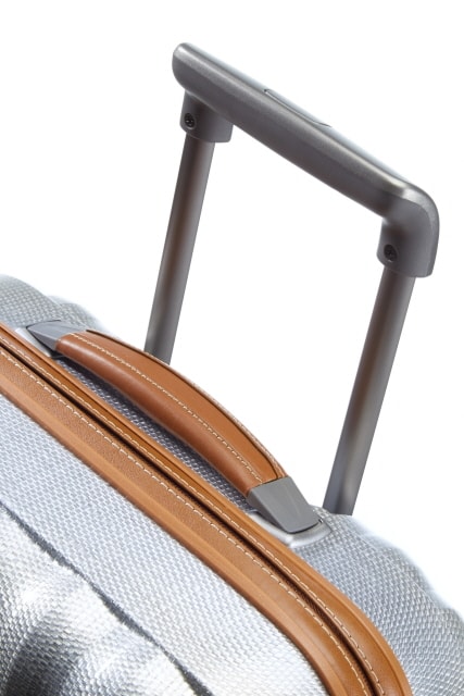 Dále obsahuje jednu boční kapsu na zip a odnímatelnou přepážku s ramínkem, která může být také použita jako samostatná přepážka SAMSONITE, DÁLE OBSAHUJE JEDNU BOČNÍ KAPSU NA ZIP A ODNÍMATELNOU PŘEPÁŽKU S RAMÍNKEM, KTERÁ MŮŽE BÝT TAKÉ POUŽITA JAKO SAMOSTATNÁ PŘEPÁŽKA - SKOŘEPINOVÉ KUFRY - CESTOVNÍ KUFRY A TAŠKY