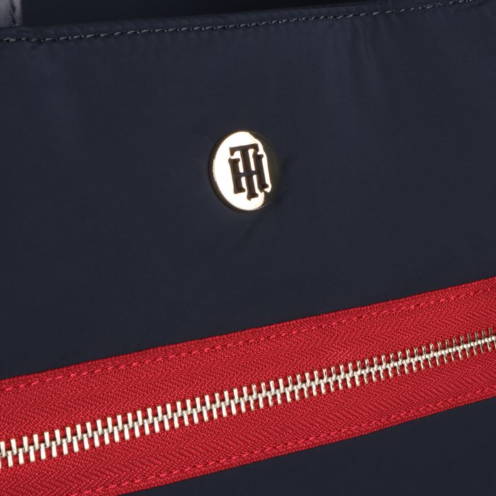 Zipy a logo na přední straně jsou v měděném odstínu. TOMMY HILFIGER, ZIPY A LOGO NA PŘEDNÍ STRANĚ JSOU V MĚDĚNÉM ODSTÍNU. - SHOPPER KABELKY - KABELKY