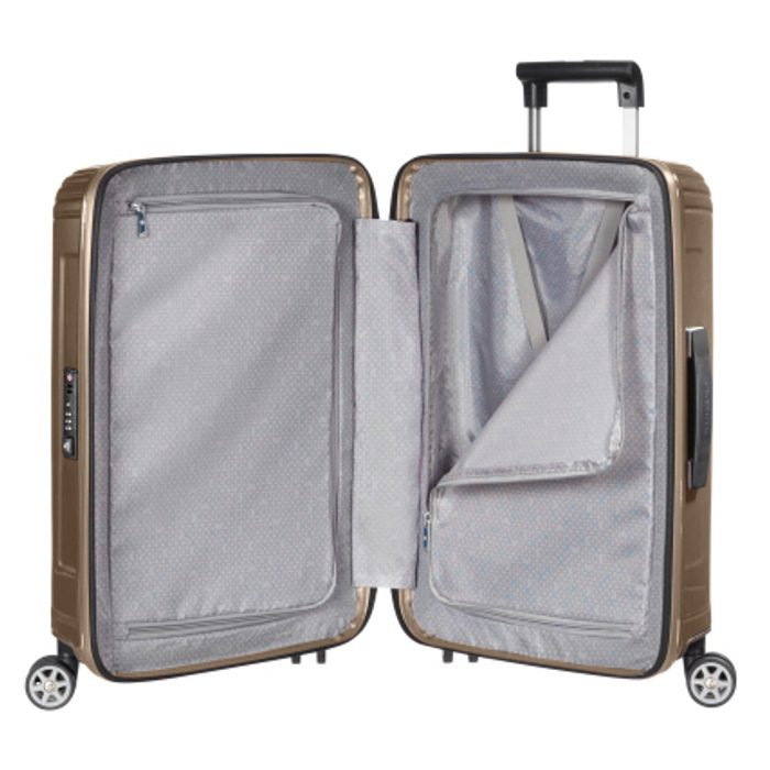 În ceea ce privește spațiul de depozitare, trolerul este echipat cu un compartiment inferior cu bretele încrucișate și un compartiment superior cu un separator. SAMSONITE, ÎN CEEA CE PRIVEȘTE SPAȚIUL DE DEPOZITARE, TROLERUL ESTE ECHIPAT CU UN COMPARTIMENT INFERIOR CU BRETELE ÎNCRUCIȘATE ȘI UN COMPARTIMENT SUPERIOR CU UN SEPARATOR. - TROLERE RIGIDE - TROLERE ȘI GENȚI DE VOIAJ