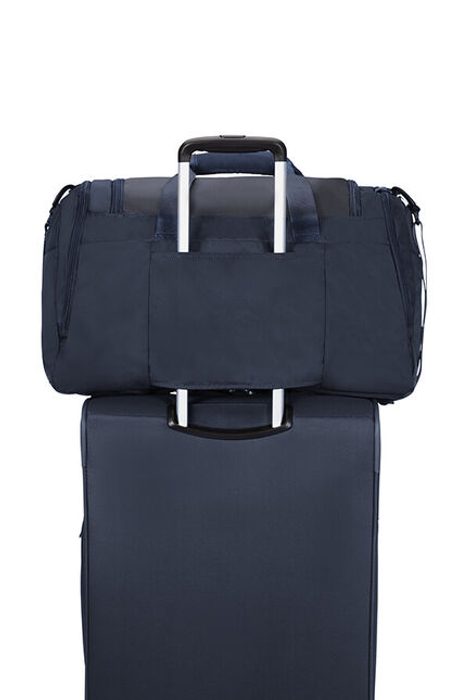 Na zadnej strane je k dispozícii úchyt pre nasunutie na madlo kufra. AMERICAN TOURISTER, NA ZADNEJ STRANE JE K DISPOZÍCII ÚCHYT PRE NASUNUTIE NA MADLO KUFRA. - CESTOVNÉ TAŠKY - CESTOVNÉ KUFRE A TAŠKY