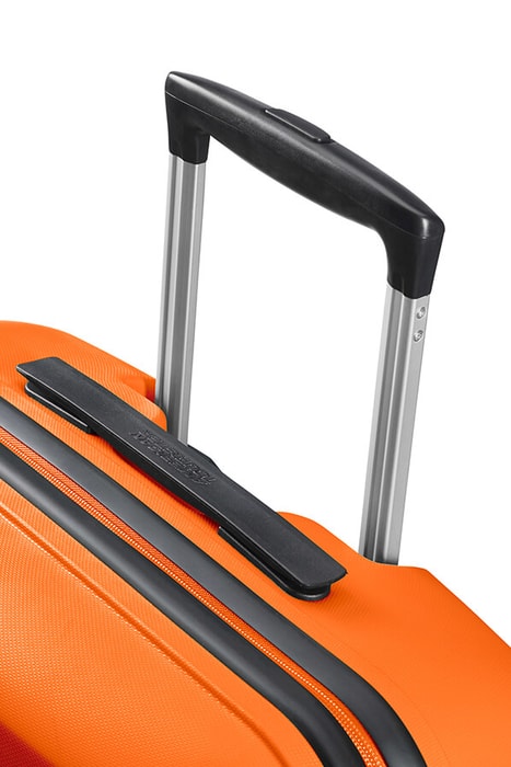 Viacstupňová rukoväť s tlačidlom a zámkom umožňuje pohodlné nastavenie pre cestovateľov akejkoľvek výšky. AMERICAN TOURISTER, VIACSTUPŇOVÁ RUKOVÄŤ S TLAČIDLOM A ZÁMKOM UMOŽŇUJE POHODLNÉ NASTAVENIE PRE CESTOVATEĽOV AKEJKOĽVEK VÝŠKY. - ŠKRUPINOVÉ KUFRE - CESTOVNÉ KUFRE A TAŠKY
