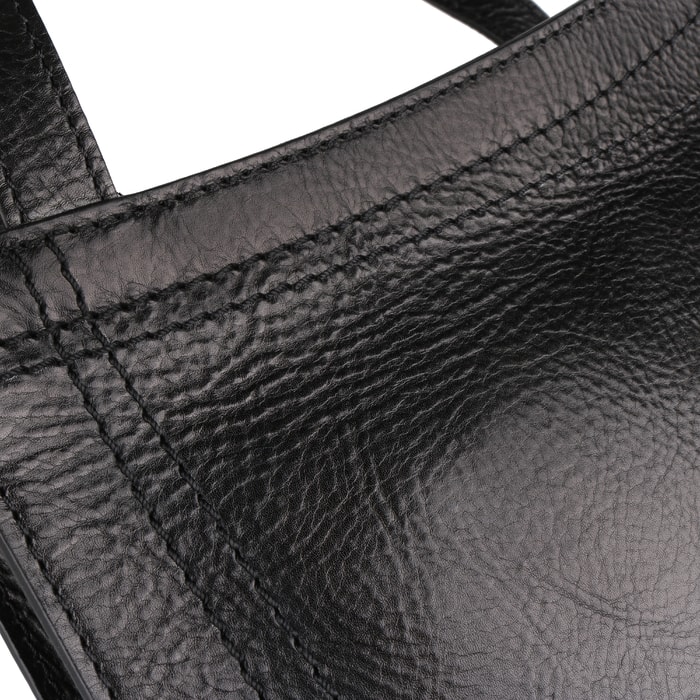 Tato černá kabelka je vyrobena z luxusní hovězí kůže. ELEGA, TATO ČERNÁ KABELKA JE VYROBENA Z LUXUSNÍ HOVĚZÍ KŮŽE. - KABELKY CEZ RAMENO - KABELKY