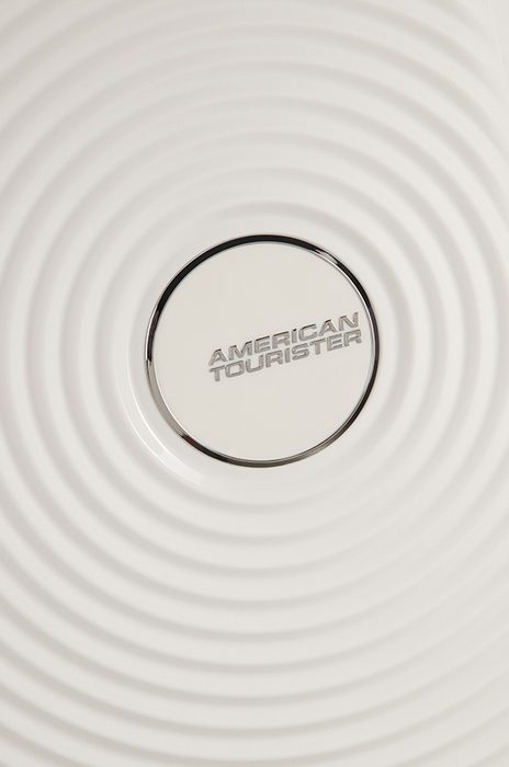 Hravý kruhový vzhled s kontrastním matným a lesklým povrchem jistě zaujme všude, kam se s ním podíváte. AMERICAN TOURISTER, HRAVÝ KRUHOVÝ VZHLED S KONTRASTNÍM MATNÝM A LESKLÝM POVRCHEM JISTĚ ZAUJME VŠUDE, KAM SE S NÍM PODÍVÁTE. - SKOŘEPINOVÉ KUFRY - CESTOVNÍ KUFRY A TAŠKY