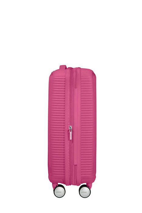 Pro pohodlné převážení z místa na místo je kufr vybaven čtyřmi dvojitými kolečky, která se otáčejí v plném rozsahu 360°. AMERICAN TOURISTER, PRO POHODLNÉ PŘEVÁŽENÍ Z MÍSTA NA MÍSTO JE KUFR VYBAVEN ČTYŘMI DVOJITÝMI KOLEČKY, KTERÁ SE OTÁČEJÍ V PLNÉM ROZSAHU 360°. - PŘÍRUČNÍ ZAVAZADLA - CESTOVNÍ KUFRY A TAŠKY