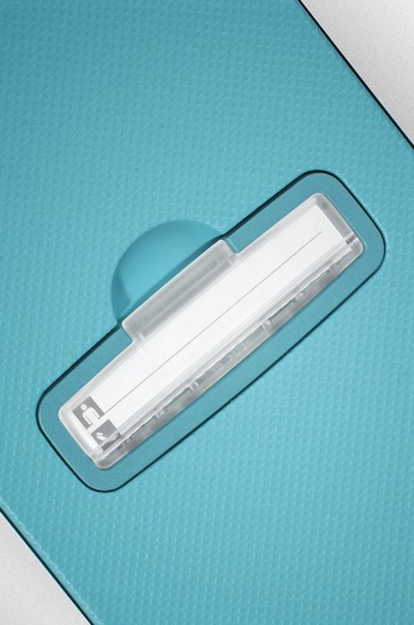 Menovka zdobí kufor na jeho zadnej strane. SAMSONITE, MENOVKA ZDOBÍ KUFOR NA JEHO ZADNEJ STRANE. - ŠKRUPINOVÉ KUFRE - CESTOVNÉ KUFRE A TAŠKY