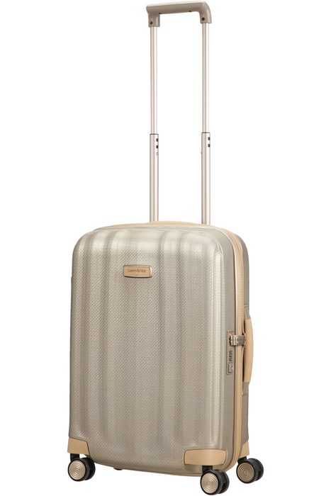 Snadnou manévrovatelnost a dynamické ovládání kufru mají na svědomí 4 hladká extra tichá kolečka otočná o 360°. SAMSONITE, SNADNOU MANÉVROVATELNOST A DYNAMICKÉ OVLÁDÁNÍ KUFRU MAJÍ NA SVĚDOMÍ 4 HLADKÁ EXTRA TICHÁ KOLEČKA OTOČNÁ O 360°. - PŘÍRUČNÍ ZAVAZADLA - CESTOVNÍ KUFRY A TAŠKY