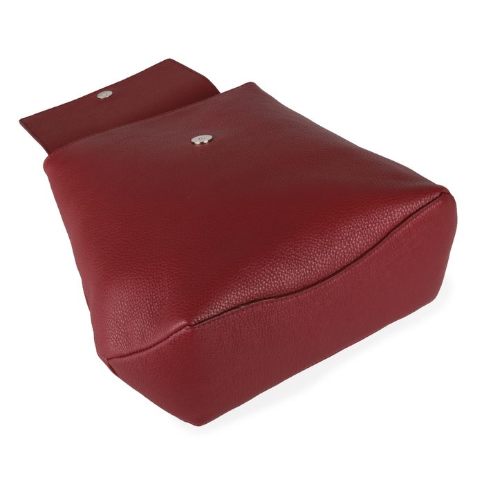 Hlavní kapsa je uzavíratelná magnetickým patentem. ELEGA BY DANA M, HLAVNÍ KAPSA JE UZAVÍRATELNÁ MAGNETICKÝM PATENTEM. - DÁMSKÉ BATOHY - BATOHY