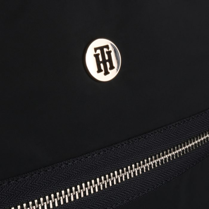 Zipy a logo na přední straně jsou v měděném odstínu. TOMMY HILFIGER, ZIPY A LOGO NA PŘEDNÍ STRANĚ JSOU V MĚDĚNÉM ODSTÍNU. - SHOPPER KABELKY - KABELKY