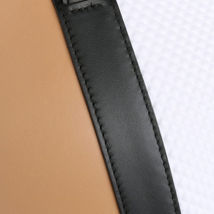Kabelka z kolekce Nausica je vyrobena z kombinace hladké kůže a kůže s vtištěným designem jemných kár. ELEGA BY DANA M, KABELKA Z KOLEKCE NAUSICA JE VYROBENA Z KOMBINACE HLADKÉ KŮŽE A KŮŽE S VTIŠTĚNÝM DESIGNEM JEMNÝCH KÁR. - KABELKY PŘES RAMENO - KABELKY