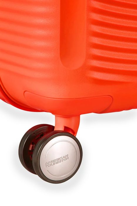Pro pohodlné převážení z místa na místo je kufr vybaven čtyřmi dvojitými kolečky, která se otáčejí v plném rozsahu 360°. AMERICAN TOURISTER, PRO POHODLNÉ PŘEVÁŽENÍ Z MÍSTA NA MÍSTO JE KUFR VYBAVEN ČTYŘMI DVOJITÝMI KOLEČKY, KTERÁ SE OTÁČEJÍ V PLNÉM ROZSAHU 360°. - SKOŘEPINOVÉ KUFRY - CESTOVNÍ KUFRY A TAŠKY