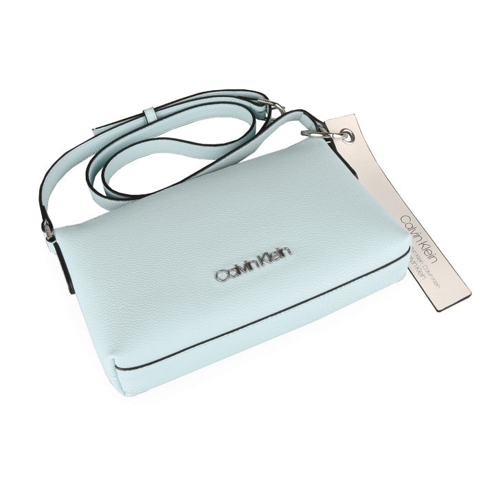 Kabelku zdobí odnímatelný přívěsek s logem značky Calvin Klein. CALVIN KLEIN, KABELKU ZDOBÍ ODNÍMATELNÝ PŘÍVĚSEK S LOGEM ZNAČKY CALVIN KLEIN. - CROSSBODY KABELKY - KABELKY