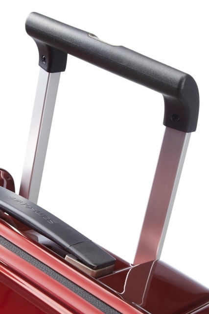 Mânerul dublu și ușor care se adaptează la înălțimea utilizatorului. SAMSONITE, MÂNERUL DUBLU ȘI UȘOR CARE SE ADAPTEAZĂ LA ÎNĂLȚIMEA UTILIZATORULUI. - TROLERE RIGIDE - TROLERE ȘI GENȚI DE VOIAJ