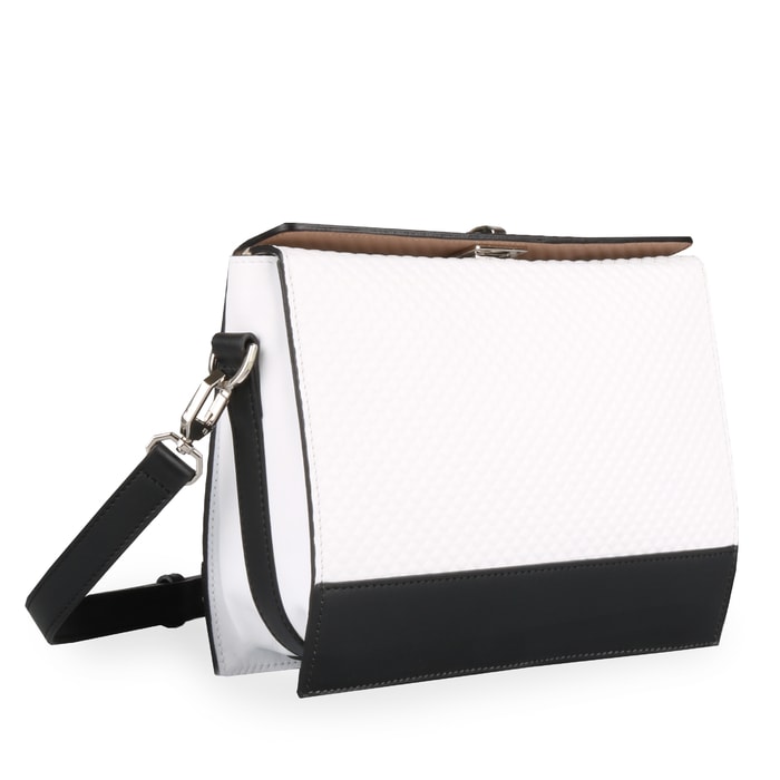 Součástí je nastavitelný a odnímatelný popruh, který umožní pohodlné nošení přes rameno či crossbody. ELEGA BY DANA M, SOUČÁSTÍ JE NASTAVITELNÝ A ODNÍMATELNÝ POPRUH, KTERÝ UMOŽNÍ POHODLNÉ NOŠENÍ PŘES RAMENO ČI CROSSBODY. - CROSSBODY KABELKY - KABELKY