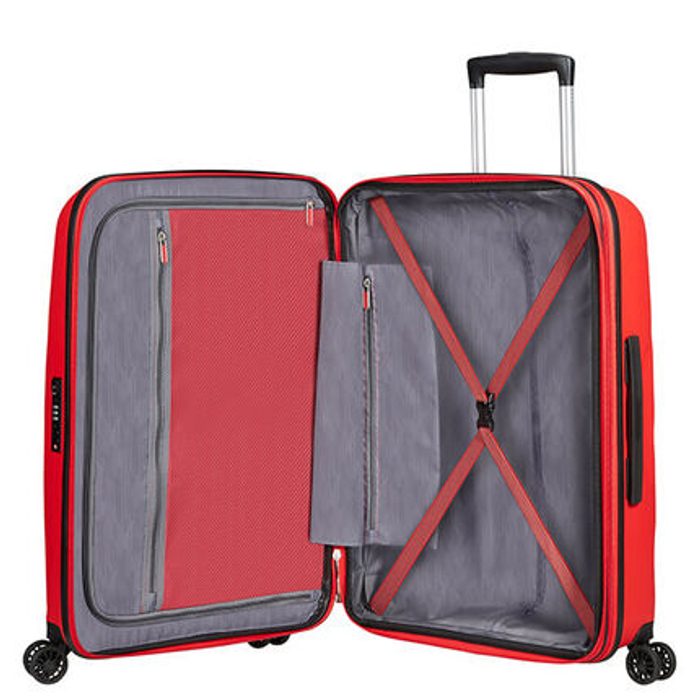 Uvnitř je k dispozici oboustranný balící systém s textilní přepážkou na zip, praktickými kapsami na zip a fixačními popruhy pro stabilizaci obsahu kufru. AMERICAN TOURISTER, UVNITŘ JE K DISPOZICI OBOUSTRANNÝ BALÍCÍ SYSTÉM S TEXTILNÍ PŘEPÁŽKOU NA ZIP, PRAKTICKÝMI KAPSAMI NA ZIP A FIXAČNÍMI POPRUHY PRO STABILIZACI OBSAHU KUFRU. - SKOŘEPINOVÉ KUFRY - CESTOVNÍ KUFRY A TAŠKY