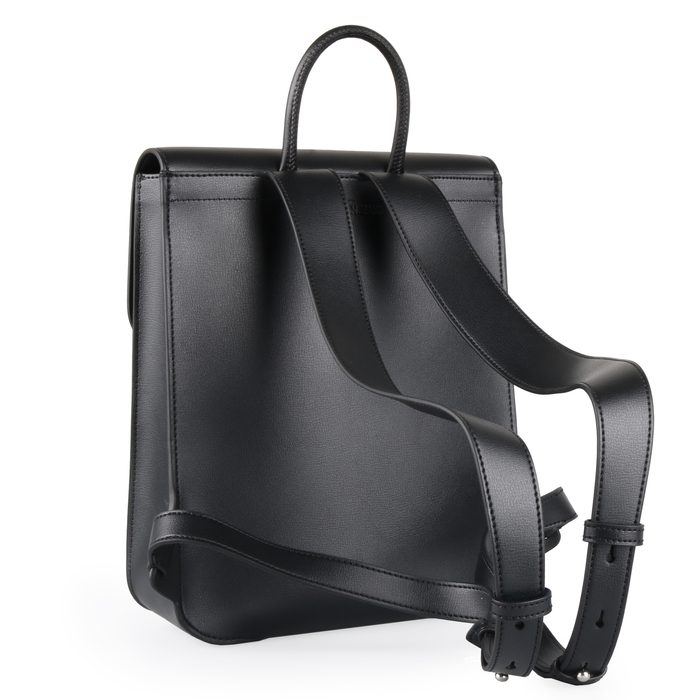 Ramenné popruhy sú nastaviteľné na dĺžku 85 cm a pre ľahšiu manipuláciu je batoh doplnený tiež pútkom na nosenie v ruke v hornej časti. CALVIN KLEIN, RAMENNÉ POPRUHY SÚ NASTAVITEĽNÉ NA DĹŽKU 85 CM A PRE ĽAHŠIU MANIPULÁCIU JE BATOH DOPLNENÝ TIEŽ PÚTKOM NA NOSENIE V RUKE V HORNEJ ČASTI. - DÁMSKE BATOHY - BATOHY