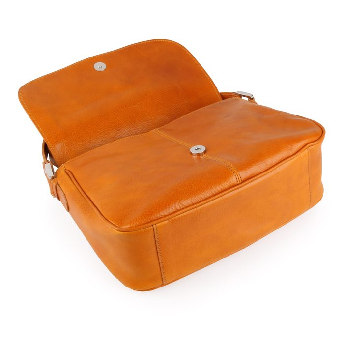 Kabelka je uzatvárateľná pomocou chlopne s magnetom a na zips. SNĚŽKA NÁCHOD, KABELKA JE UZATVÁRATEĽNÁ POMOCOU CHLOPNE S MAGNETOM A NA ZIPS. - CROSSBODY KABELKY - KABELKY