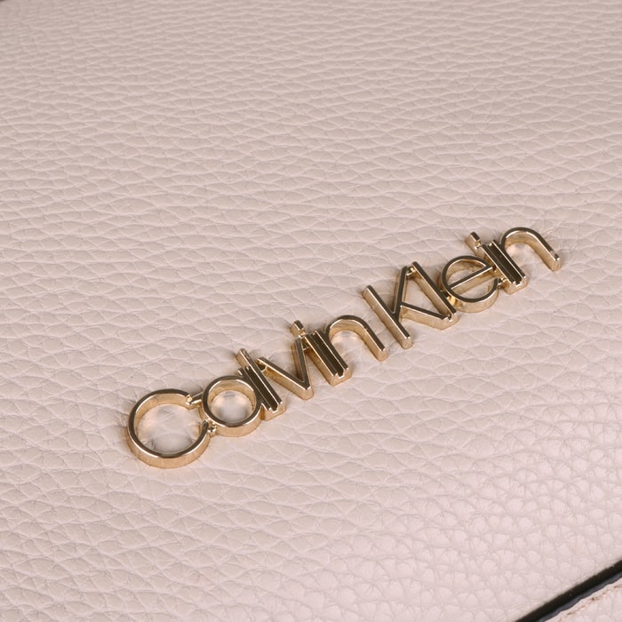Dámská crossbody kabelka z kolekce Neat je vyrobena ze syntetické kůže v zrnité úpravě. CALVIN KLEIN, DÁMSKÁ CROSSBODY KABELKA Z KOLEKCE NEAT JE VYROBENA ZE SYNTETICKÉ KŮŽE V ZRNITÉ ÚPRAVĚ. - CROSSBODY KABELKY - KABELKY