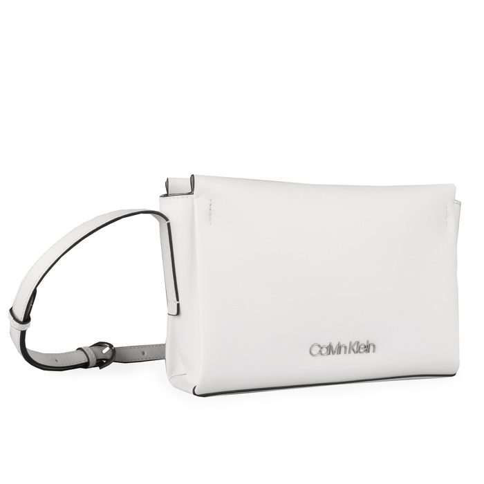 Dámská crossbody kabelka Calvin Klein v praktické velikosti krásně oživí váš outfit. CALVIN KLEIN, DÁMSKÁ CROSSBODY KABELKA CALVIN KLEIN V PRAKTICKÉ VELIKOSTI KRÁSNĚ OŽIVÍ VÁŠ OUTFIT. - CROSSBODY KABELKY - KABELKY
