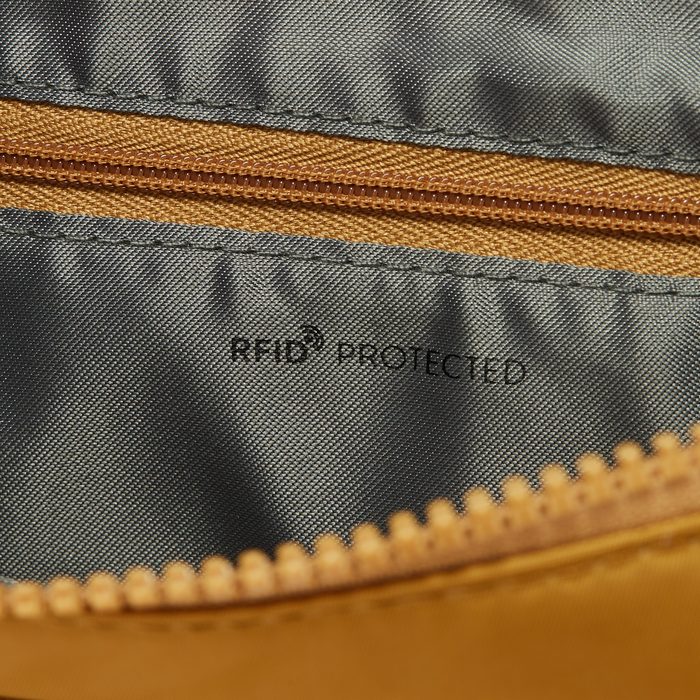 Součástí kabelky jsou také dvě vnější kapsy na zip a speciální materiál podporující funkci RFID pro ochranu vašich osobních údajů. HEDGREN, SOUČÁSTÍ KABELKY JSOU TAKÉ DVĚ VNĚJŠÍ KAPSY NA ZIP A SPECIÁLNÍ MATERIÁL PODPORUJÍCÍ FUNKCI RFID PRO OCHRANU VAŠICH OSOBNÍCH ÚDAJŮ. - KABELKY PŘES RAMENO - KABELKY
