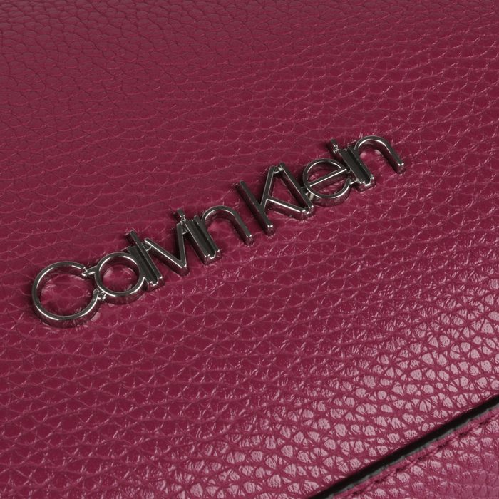 Dámská crossbody kabelka z kolekce Neat je vyrobena ze syntetické kůže v zrnité úpravě. CALVIN KLEIN, DÁMSKÁ CROSSBODY KABELKA Z KOLEKCE NEAT JE VYROBENA ZE SYNTETICKÉ KŮŽE V ZRNITÉ ÚPRAVĚ. - CROSSBODY KABELKY - KABELKY