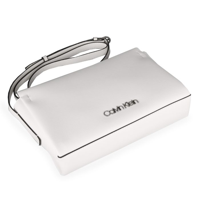 Do kabelky Calvin Klein lze umístit doklady formátu A6. CALVIN KLEIN, DO KABELKY CALVIN KLEIN LZE UMÍSTIT DOKLADY FORMÁTU A6. - CROSSBODY KABELKY - KABELKY