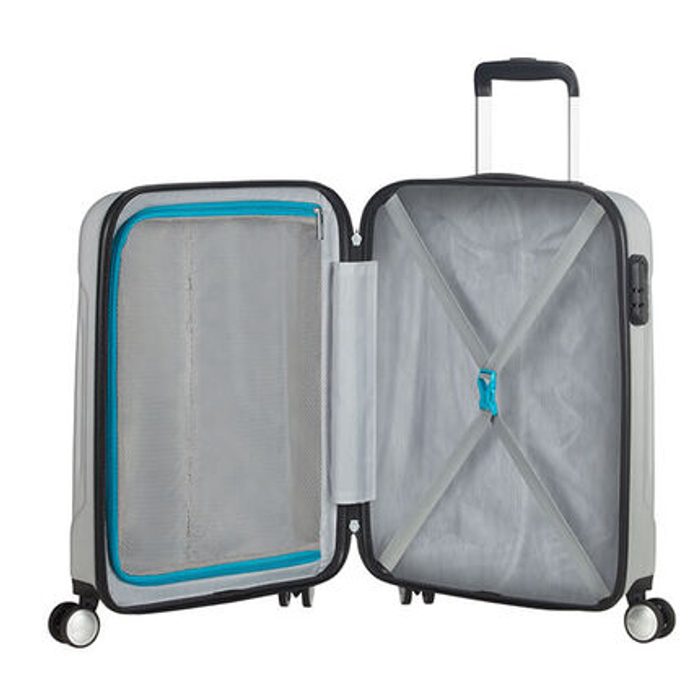 În ceea ce privește spațiul de depozitare, trolerul este echipat cu bretele pentru fixarea conținutului în spațiul inferior și un separator în spațiul superior. AMERICAN TOURISTER, ÎN CEEA CE PRIVEȘTE SPAȚIUL DE DEPOZITARE, TROLERUL ESTE ECHIPAT CU BRETELE PENTRU FIXAREA CONȚINUTULUI ÎN SPAȚIUL INFERIOR ȘI UN SEPARATOR ÎN SPAȚIUL SUPERIOR. - BAGAJE DE MÂNĂ - TROLERE ȘI GENȚI DE VOIAJ