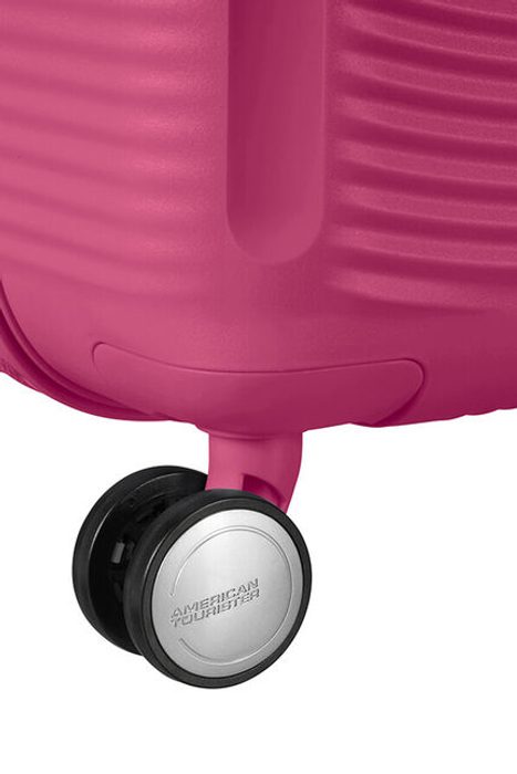 Pro pohodlné převážení z místa na místo je kufr vybaven čtyřmi dvojitými kolečky, která se otáčejí v plném rozsahu 360°. AMERICAN TOURISTER, PRO POHODLNÉ PŘEVÁŽENÍ Z MÍSTA NA MÍSTO JE KUFR VYBAVEN ČTYŘMI DVOJITÝMI KOLEČKY, KTERÁ SE OTÁČEJÍ V PLNÉM ROZSAHU 360°. - SKOŘEPINOVÉ KUFRY - CESTOVNÍ KUFRY A TAŠKY