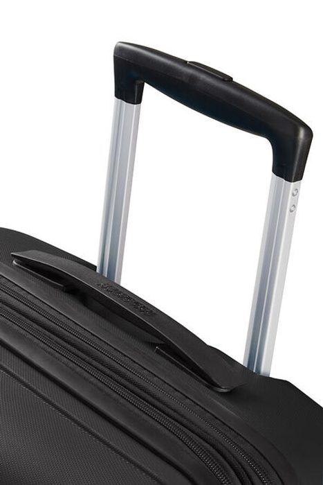 Dále v jeho výbavě naleznete výsuvnou dvojitou trolej s aretací a horní a boční madlo. AMERICAN TOURISTER, DÁLE V JEHO VÝBAVĚ NALEZNETE VÝSUVNOU DVOJITOU TROLEJ S ARETACÍ A HORNÍ A BOČNÍ MADLO. - SKOŘEPINOVÉ KUFRY - CESTOVNÍ KUFRY A TAŠKY