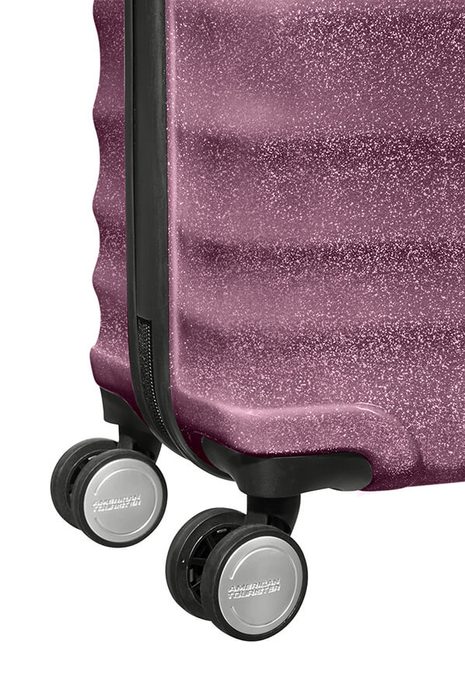 Součástí kufru jsou kvalitní, dvojitá kolečka otočná o 360°. AMERICAN TOURISTER, SOUČÁSTÍ KUFRU JSOU KVALITNÍ, DVOJITÁ KOLEČKA OTOČNÁ O 360°. - PŘÍRUČNÍ ZAVAZADLA - CESTOVNÍ KUFRY A TAŠKY