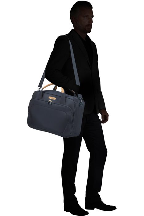 Lze ji nosit v ruce nebo přes rameno. Součástí je odnímatelný nastavitelný popruh. SAMSONITE, LZE JI NOSIT V RUCE NEBO PŘES RAMENO. SOUČÁSTÍ JE ODNÍMATELNÝ NASTAVITELNÝ POPRUH. - CESTOVNÍ TAŠKY - CESTOVNÍ KUFRY A TAŠKY