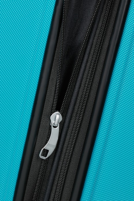 Pre pohodlné prevážanie z miesta na miesto je kufor vybavený štyrmi kolieskami, s ktorými sa jednoducho manipuluje. AMERICAN TOURISTER, PRE POHODLNÉ PREVÁŽANIE Z MIESTA NA MIESTO JE KUFOR VYBAVENÝ ŠTYRMI KOLIESKAMI, S KTORÝMI SA JEDNODUCHO MANIPULUJE. - ŠKRUPINOVÉ KUFRE - CESTOVNÉ KUFRE A TAŠKY