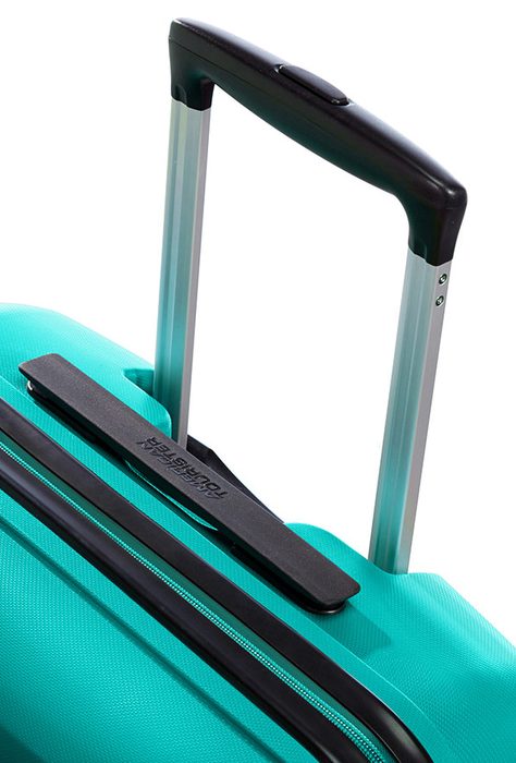 Viacstupňová rukoväť s tlačidlom a zámkom umožňuje pohodlné nastavenie pre cestovateľov akejkoľvek výšky. AMERICAN TOURISTER, VIACSTUPŇOVÁ RUKOVÄŤ S TLAČIDLOM A ZÁMKOM UMOŽŇUJE POHODLNÉ NASTAVENIE PRE CESTOVATEĽOV AKEJKOĽVEK VÝŠKY. - ŠKRUPINOVÉ KUFRE - CESTOVNÉ KUFRE A TAŠKY