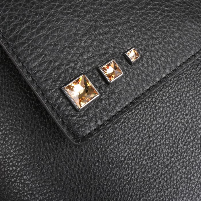 Klopna je zdobená ručně vyráběnými kamínky od české sklářské firmy PRECIOSA. ELEGA BY DANA M, KLOPNA JE ZDOBENÁ RUČNĚ VYRÁBĚNÝMI KAMÍNKY OD ČESKÉ SKLÁŘSKÉ FIRMY PRECIOSA. - DÁMSKÉ BATOHY - BATOHY