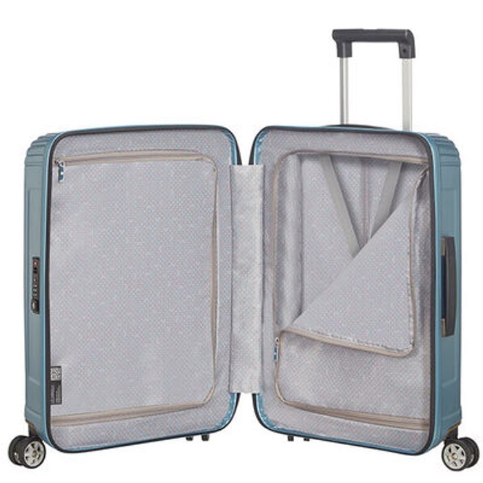 În ceea ce privește spațiul de depozitare, trolerul este echipat cu un compartiment inferior cu bretele încrucișate și un compartiment superior cu un separator. SAMSONITE, ÎN CEEA CE PRIVEȘTE SPAȚIUL DE DEPOZITARE, TROLERUL ESTE ECHIPAT CU UN COMPARTIMENT INFERIOR CU BRETELE ÎNCRUCIȘATE ȘI UN COMPARTIMENT SUPERIOR CU UN SEPARATOR. - TROLERE RIGIDE - TROLERE ȘI GENȚI DE VOIAJ