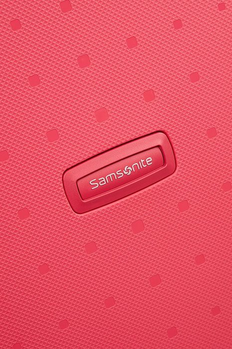 Menovka zdobí kufor na jeho zadnej strane. SAMSONITE, MENOVKA ZDOBÍ KUFOR NA JEHO ZADNEJ STRANE. - ŠKRUPINOVÉ KUFRE - CESTOVNÉ KUFRE A TAŠKY