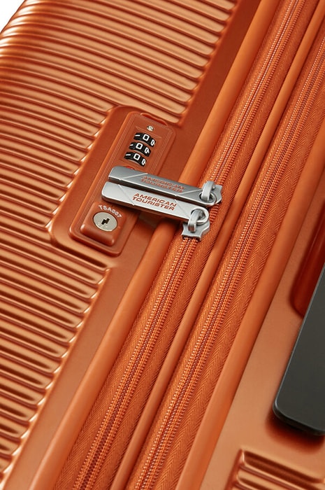 Je vyrobený z polykarbonátu, který se vyznačuje vysokou odolností, lehce omyvatelným povrchem a nižší hmotností. AMERICAN TOURISTER, JE VYROBENÝ Z POLYKARBONÁTU, KTERÝ SE VYZNAČUJE VYSOKOU ODOLNOSTÍ, LEHCE OMYVATELNÝM POVRCHEM A NIŽŠÍ HMOTNOSTÍ. - SKOŘEPINOVÉ KUFRY - CESTOVNÍ KUFRY A TAŠKY