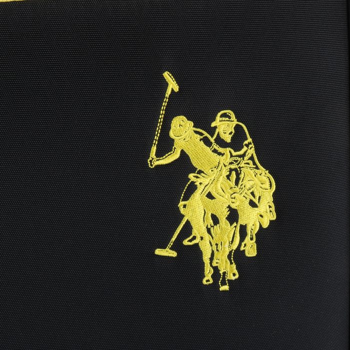 Na přední straně kufr zdobí logo značky. U.S. POLO ASSN., NA PŘEDNÍ STRANĚ KUFR ZDOBÍ LOGO ZNAČKY. - LÁTKOVÉ KUFRY - CESTOVNÍ KUFRY A TAŠKY